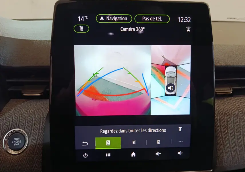Écran tactile central de la Renault Clio Techno TCe 90 montrant la caméra 360° et le bouton démarrage.