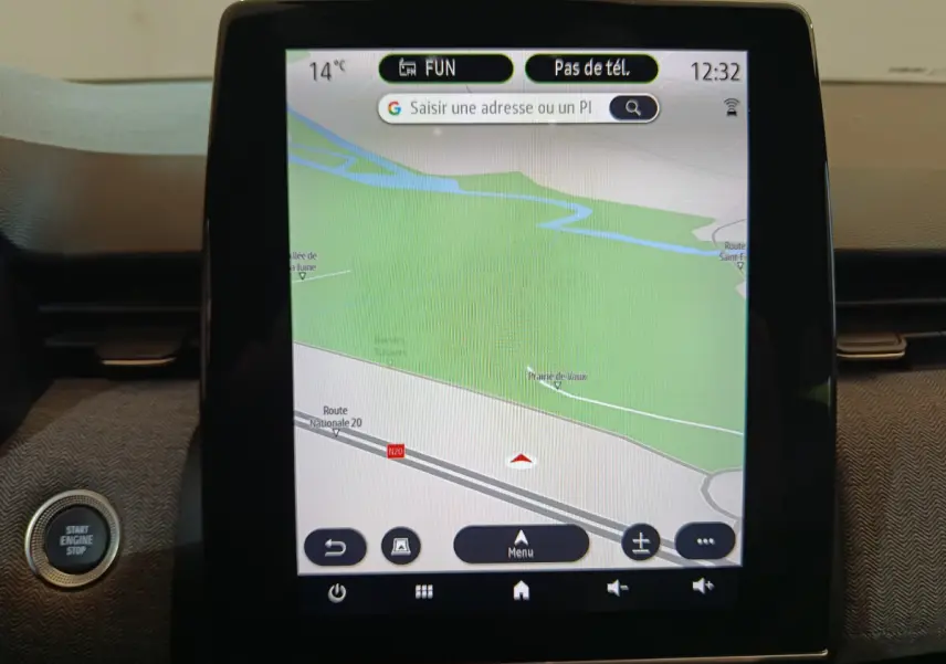 Écran tactile central affichant la navigation dans l'habitacle d'une Renault Clio rouge 2024, bouton démarrage visible à gauche.