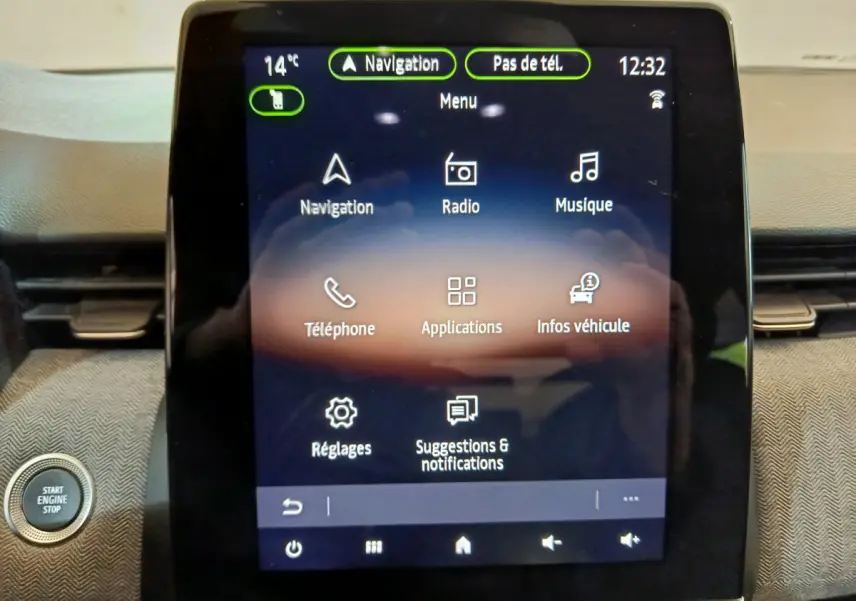 Écran tactile central de la Renault Clio Techno TCe 90 2024 affichant le menu principal avec bouton démarrage visible à gauche.