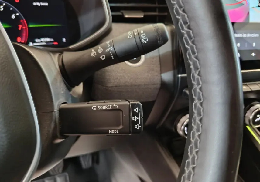 Gros plan sur les commandes au volant et le combiné d'instruments de la Renault Clio Techno TCe 90 2024.