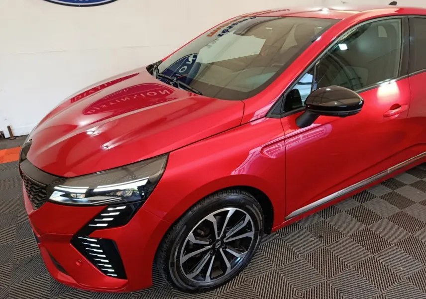 Renault Clio Techno TCe 90 rouge vue 3/4 avant droit avec feux LED et jantes alliage distinctives