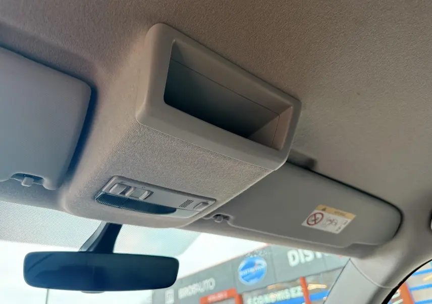 Vue intérieure du plafond avant du Volkswagen Transporter blanc 2018, montrant le pare-soleil, le rétroviseur et la console de plafonnier.