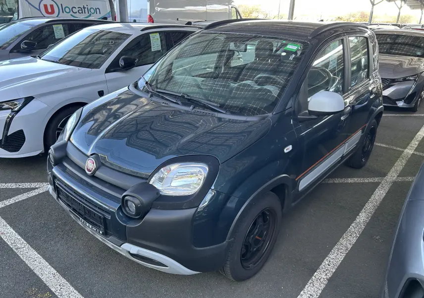 Vue 3/4 avant droite de la Fiat Panda City Cross gris minuit avec protections noires et calandre grise claire.