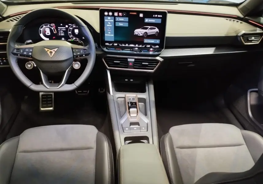 Vue intérieure avant du CUPRA Formentor 2.0 TDI 2026, tableau de bord noir avec écran tactile et volant Supersports.
