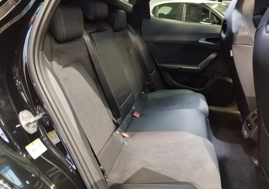 Vue intérieure côté arrière droit des sièges baquets suédine noir et cuir du CUPRA Formentor 2.0 TDI 2026 avec toit panoramique.