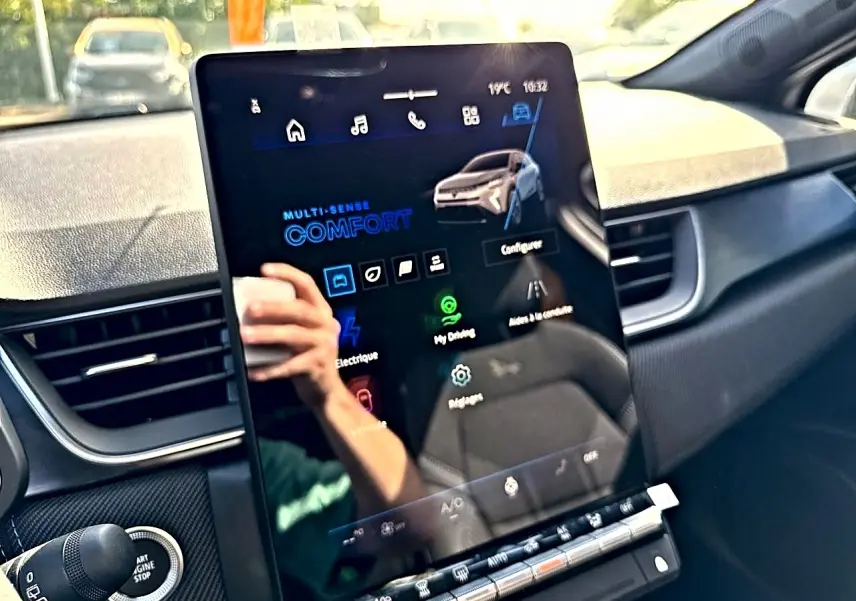 Vue rapprochée de l'écran tactile central du Renault Symbioz 2026, affichant le mode confort et les options de conduite.