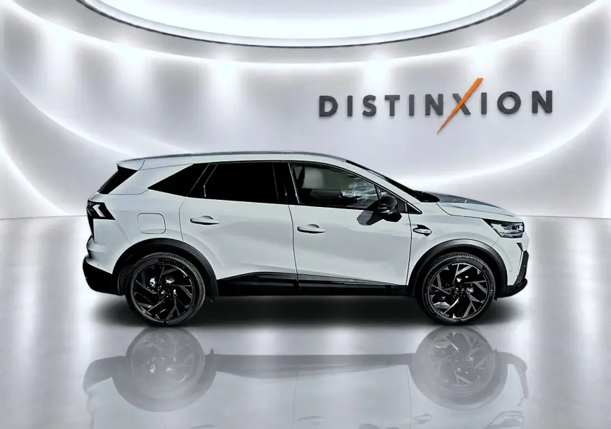Vue de profil droit du Renault Symbioz gris cassiope avec jantes noires et toit noir dans un studio lumineux.