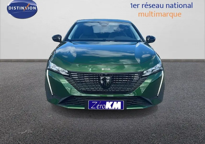 Vue frontale d'une Peugeot 308 1.2 Hybrid 136ch en vert olivine métallisé avec calandre noire distinctive.