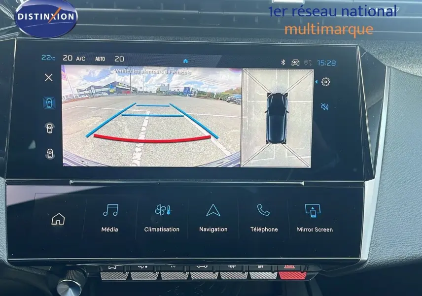 Écran central de la Peugeot 308 hybride 2024 montrant la caméra de recul et la vue 360° en stationnement.