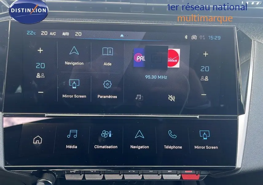Vue rapprochée de l'écran tactile central du tableau de bord de la Peugeot 308 1.2 Hybrid 136ch finition Allure.