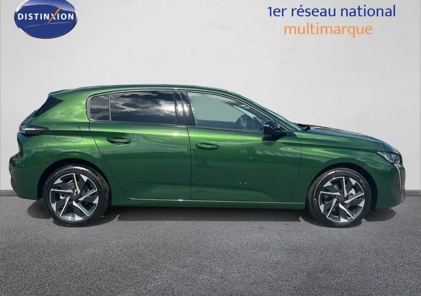 Profil droit d'une Peugeot 308 1.2 Hybrid 136ch Allure en vert olivine métallisé, avec jantes alliage bicolores et vitres teintées.