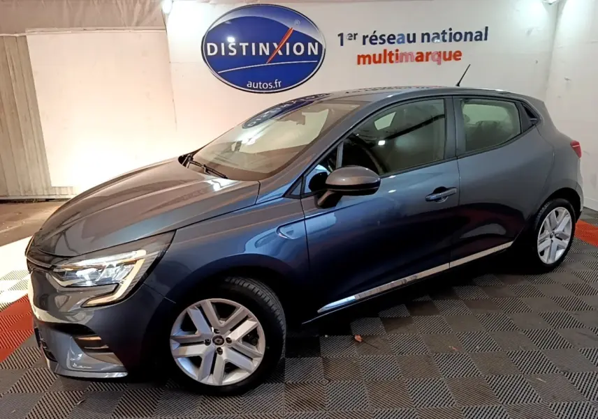 Renault Clio Business TCe 90 gris foncé vue de côté droit 3/4 avant dans un showroom intérieur.