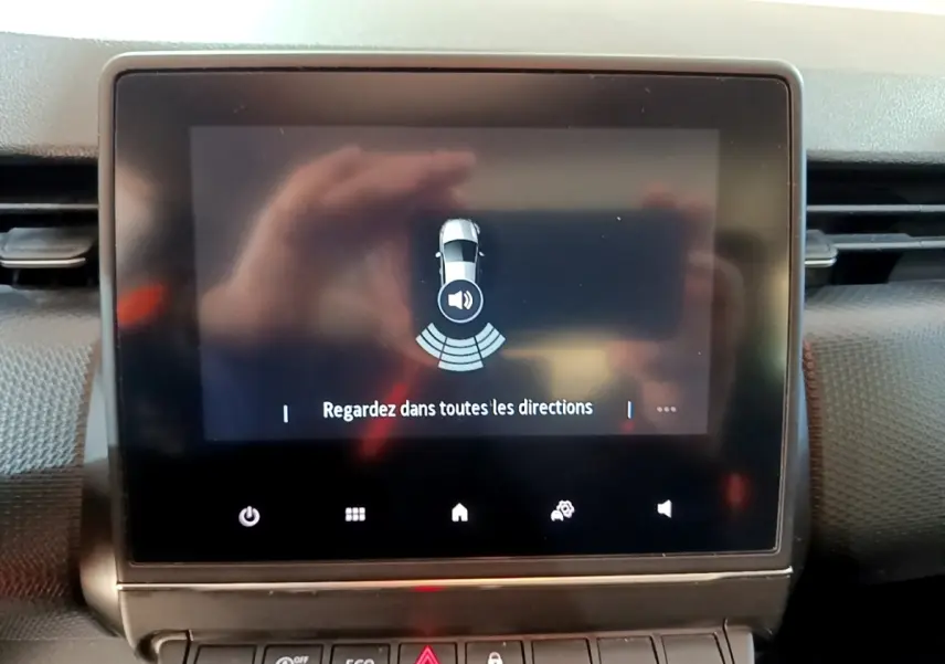 Écran tactile central de la Renault Clio Business TCe 90 2022 affichant l'alerte de détection obstacles en stationnement.