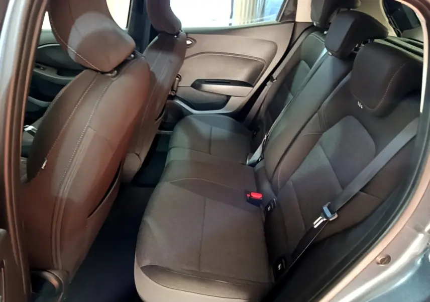 Vue intérieure côté droit sur la banquette arrière gris foncé de la Renault Clio Business TCe 90 2022, sièges en tissu.