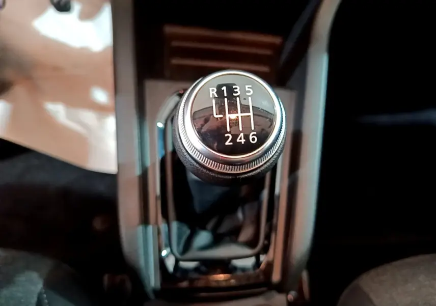 Le levier de vitesses manuel noir de la Renault Clio Business TCe 90, vu de dessus dans l'habitacle.