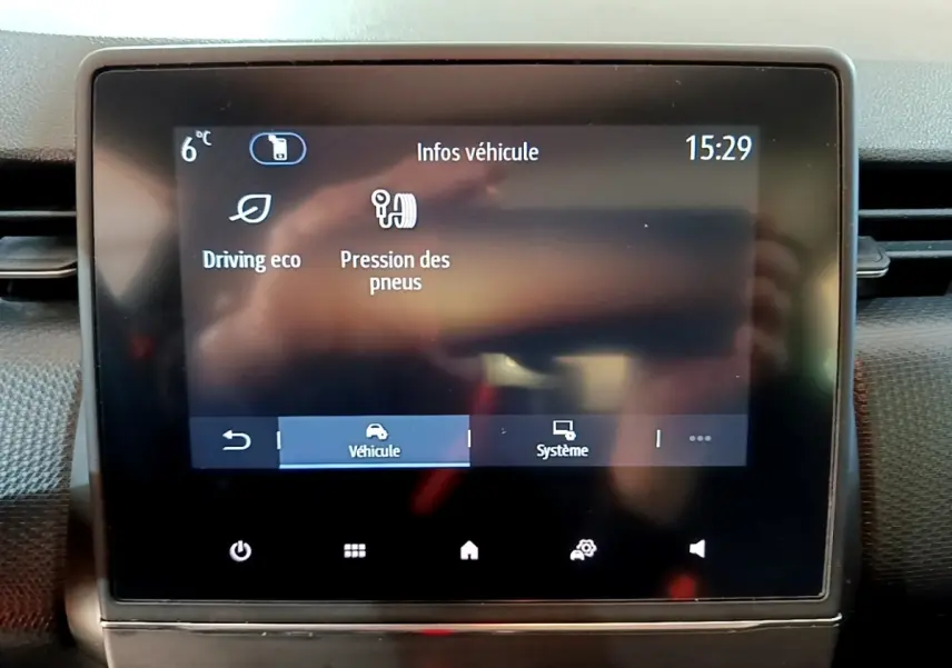 Écran tactile central de la Renault Clio Business TCe 90 2022 affichant les infos véhicule, température 6°C, mode Driving eco et pression pneus.