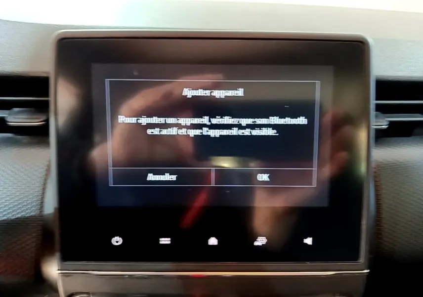 Écran tactile central de la Renault Clio Business TCe 90 2022 affichant un menu Bluetooth, intérieur noir.