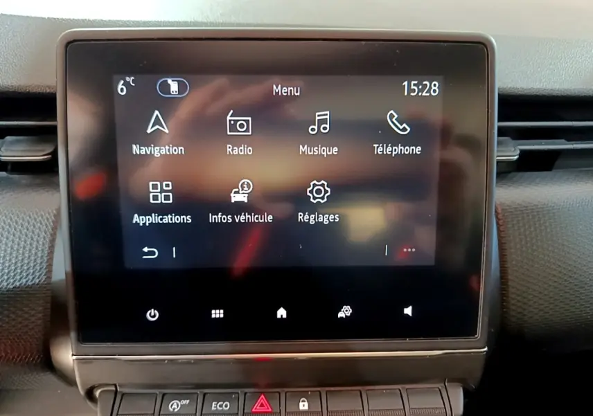 Écran tactile central affichant le menu multimédia de la Renault Clio Business TCe 90 gris foncé, vue de face.