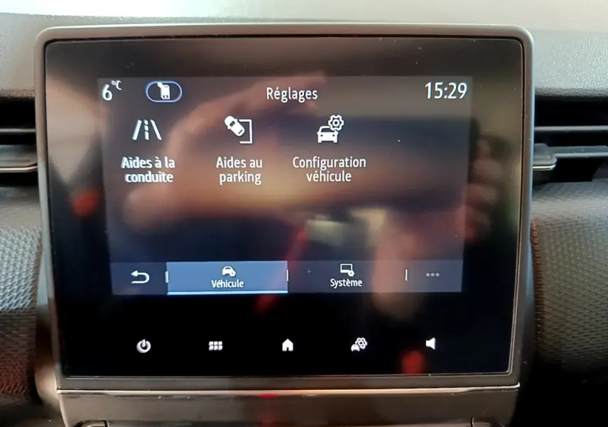 Écran tactile central de la Renault Clio Business TCe 90 2022 affichant les réglages d’aides à la conduite et au parking.