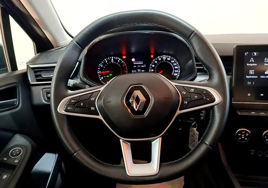 Vue rapprochée du volant en cuir noir et du tableau de bord numérique de la Renault Clio Business gris foncé 2022.