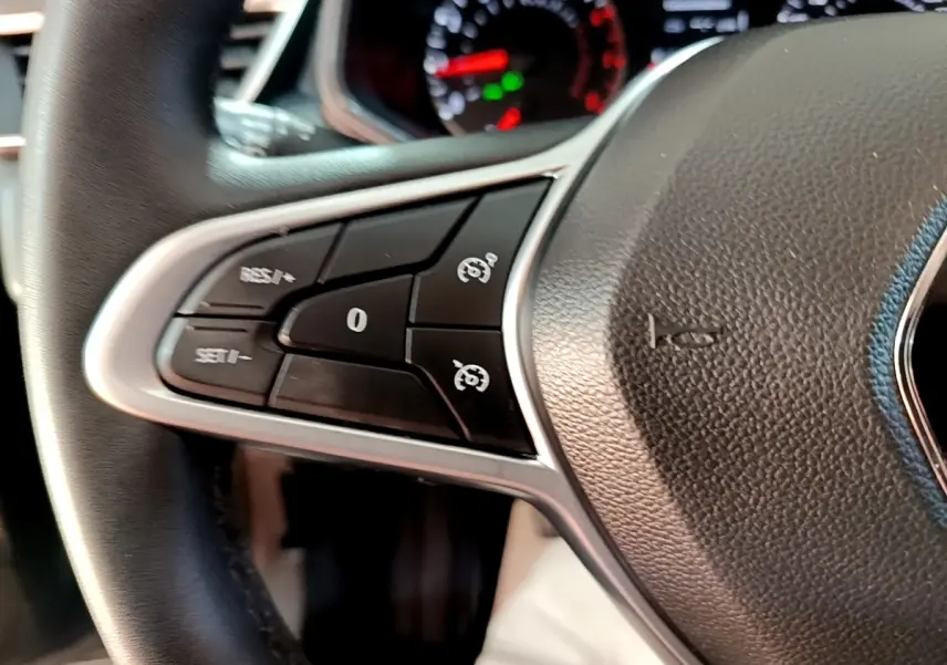 Gros plan sur le volant cuir noir de la Renault Clio Business TCe 90 2022, avec commandes intégrées côté gauche.