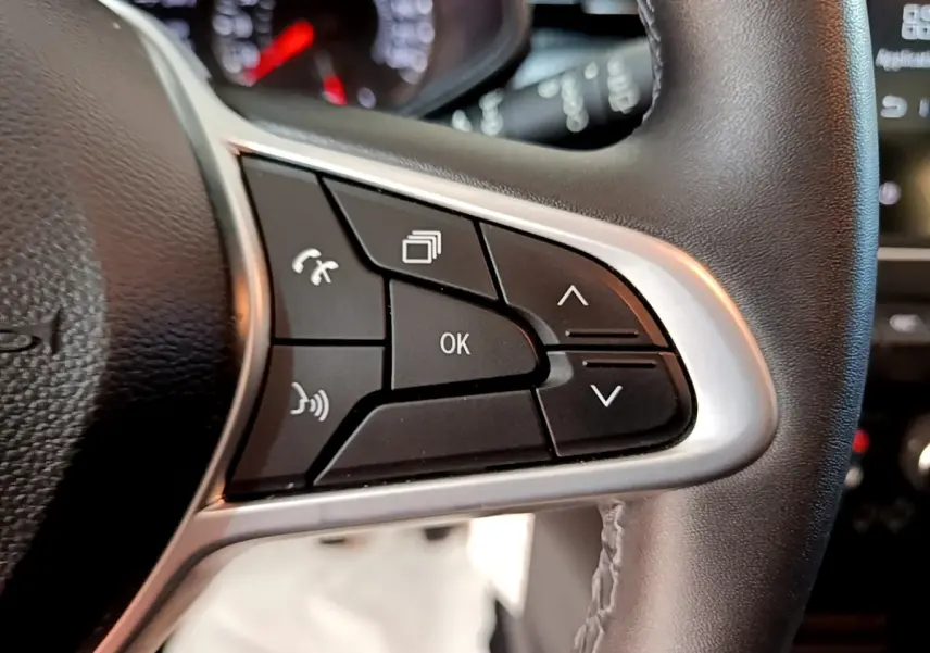 Gros plan sur les commandes multifonctions à droite du volant cuir de la Renault Clio Business TCe 90 gris foncé 2022.