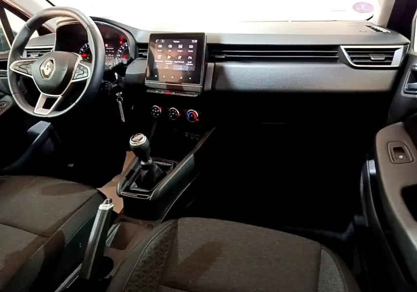 Intérieur de Renault Clio Business TCe 90 2022, vue de face sur tableau de bord et volant cuir synthétique noir.