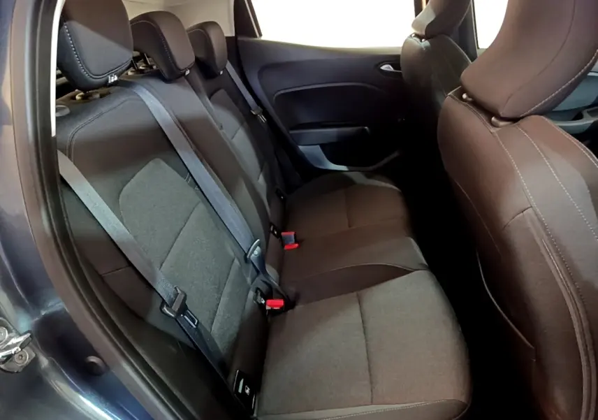 Vue intérieure côté gauche montrant la banquette arrière noire de la Renault Clio Business TCe 90 2022