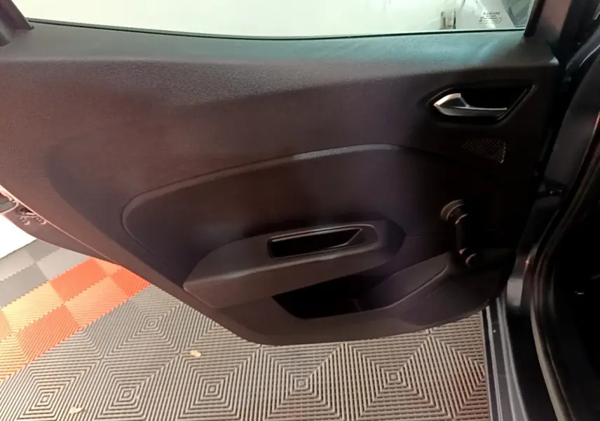 Porte intérieure côté gauche de Renault Clio Business TCe 90 2022, avec manivelle de vitre et poignée noire.
