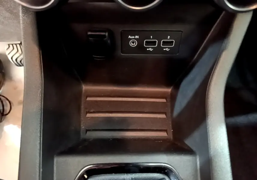 Vue rapprochée de la console centrale noire de la Renault Clio Business TCe 90, montrant ports USB et prise Aux-IN.