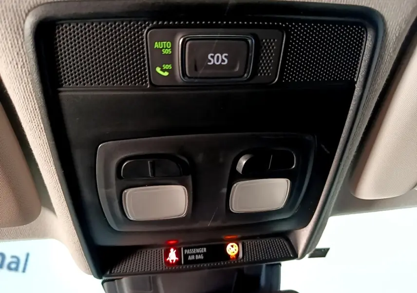 Vue en gros plan du plafonnier intérieur noir avec bouton SOS et voyants airbags de la Renault Clio Business gris foncé 2022.