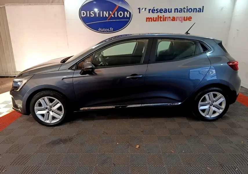 Profil côté gauche d'une Renault Clio Business TCe 90 gris foncé 2022, avec jantes alliage et logo Distinxion en arrière-plan.