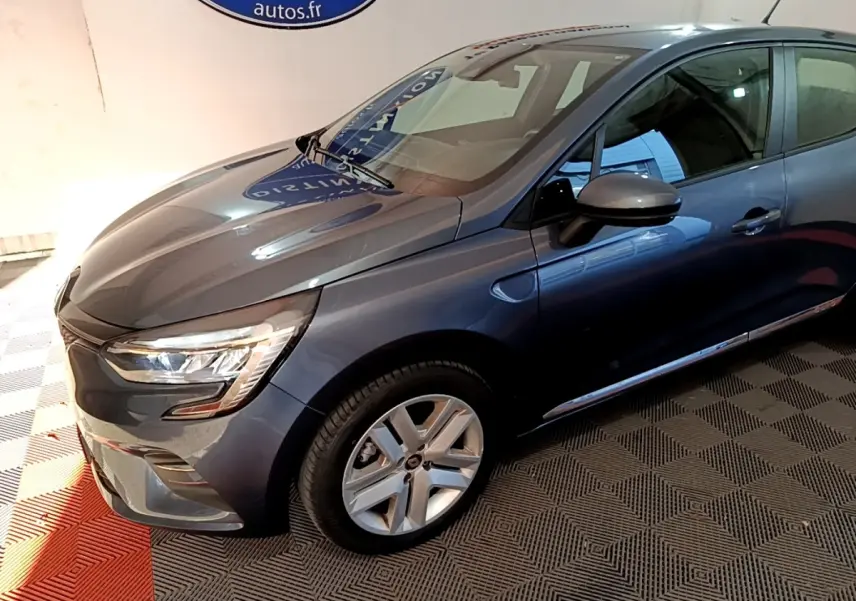 Renault Clio Business TCe 90 2022 gris foncé vue 3/4 avant droit avec phares LED et jantes alliage.