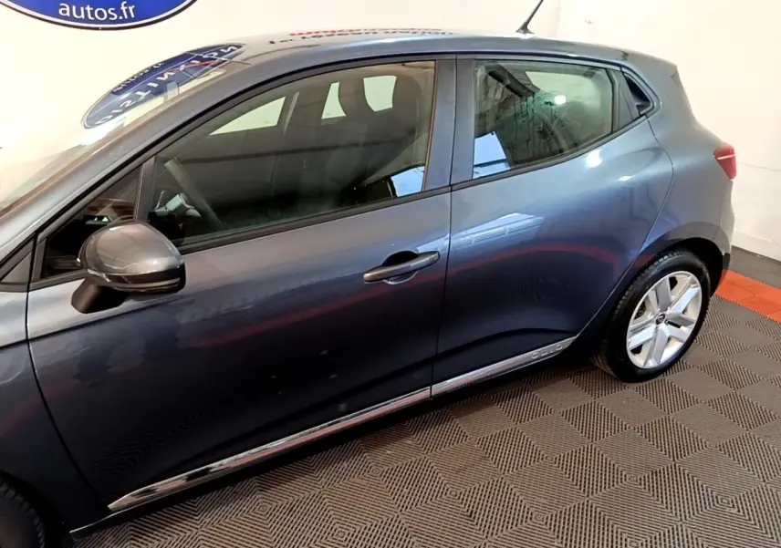 Profil côté gauche d'une Renault Clio Business TCe 90 gris foncé avec jantes alliage et poignées de porte intégrées.
