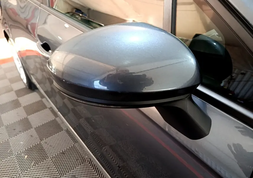 Rétroviseur côté gauche gris foncé de Renault Clio Business TCe 90 2022 avec carrosserie visible en arrière-plan.