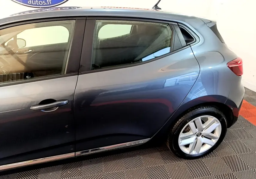 Vue latérale droite d'une Renault Clio Business TCe 90 gris foncé avec jantes alliage et poignées de porte intégrées.