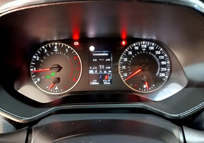Tableau de bord de Renault Clio Business TCe 90 2022 montrant compte-tours, vitesse et écran consommation au centre