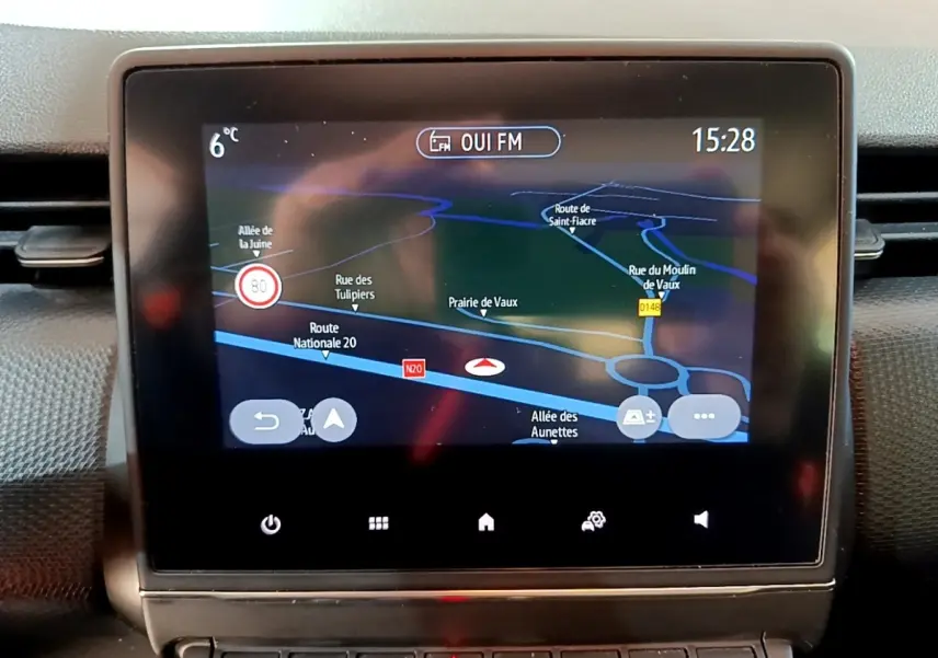 Écran tactile central affichant la navigation GPS dans l'habitacle d'une Renault Clio gris foncé de 2022.