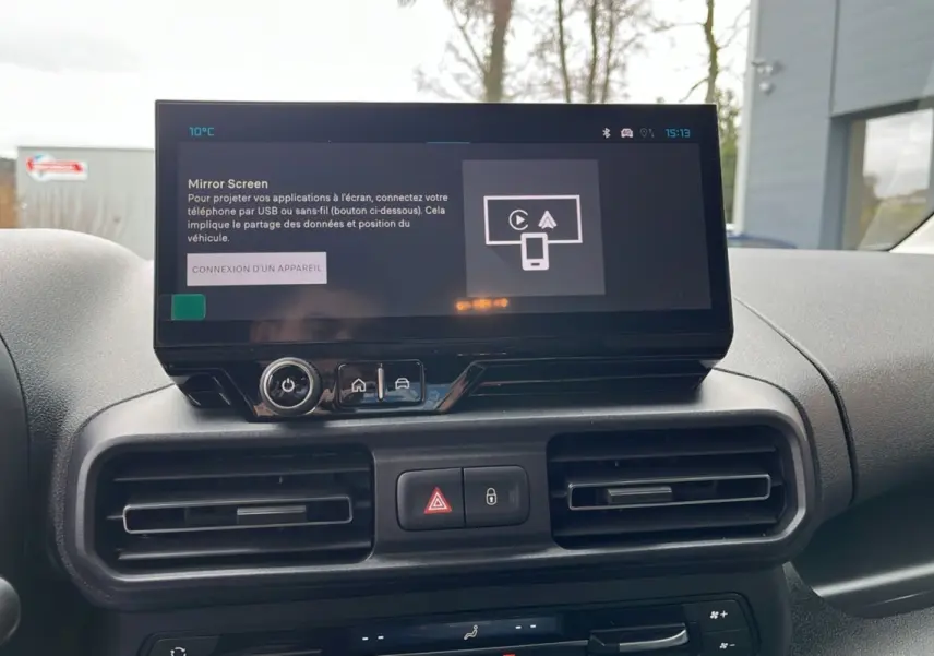 Vue intérieure du tableau de bord du Citroën Berlingo 2026 avec écran tactile central et commandes de climatisation.