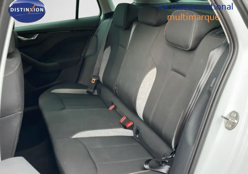 Vue intérieure côté droit montrant la banquette arrière en tissu noir avec inserts gris du Skoda Kamiq blanc glacier 2025.
