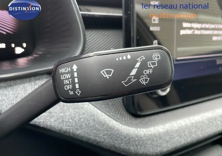 Gros plan sur la commande d’essuie-glace du Skoda Kamiq 2025, intérieur noir avec tableau de bord texturé gris.