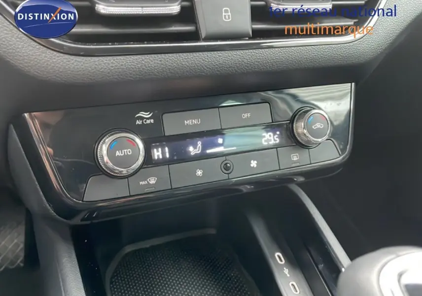 Détail de la console centrale avec commandes de climatisation digitale du Skoda Kamiq blanc glacier 2025.