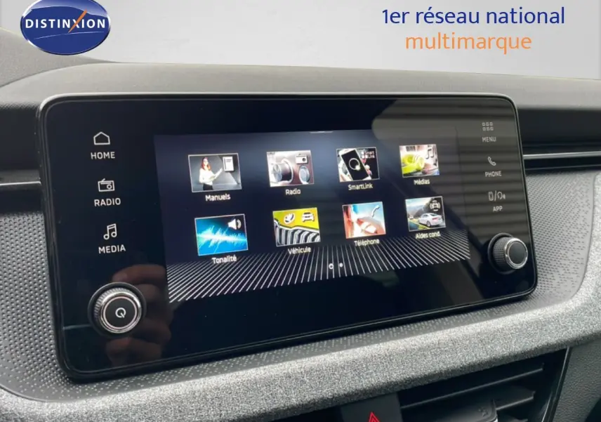 Écran tactile central du Skoda Kamiq blanc glacier 2025, affichant le menu multimédia et les options connectées.