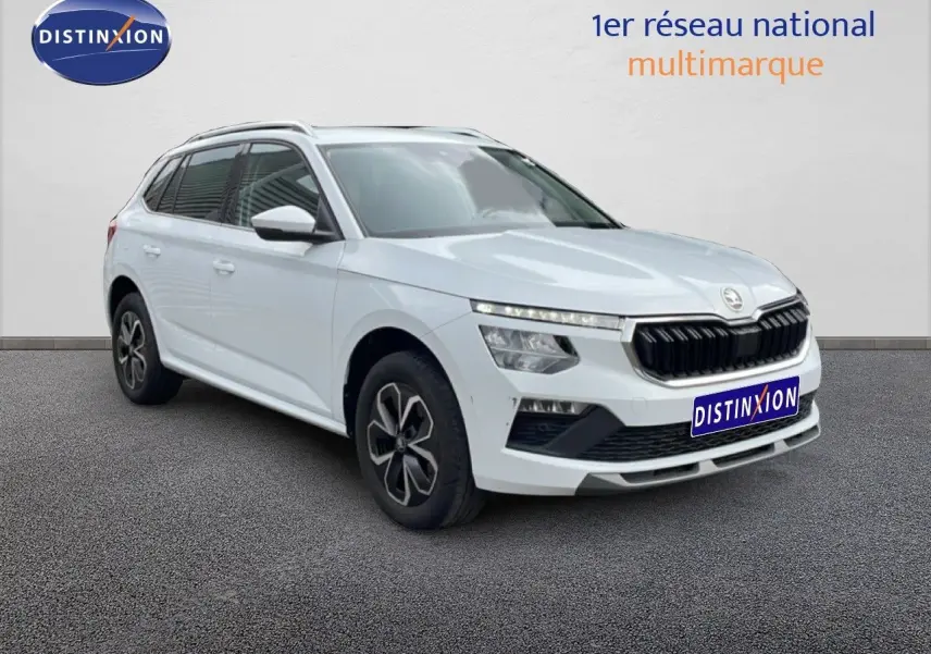 Vue 3/4 avant d'un Skoda Kamiq blanc glacier 2025 avec calandre noire et jantes alliage distinctives.