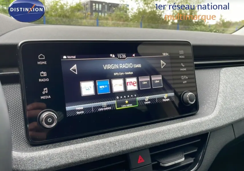 Vue rapprochée de l’écran tactile central du Skoda Kamiq blanc glacier 2025, affichant la radio digitale Virgin Radio.