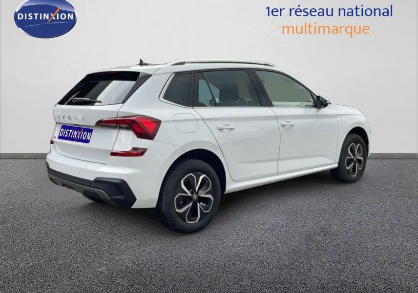 Vue 3/4 arrière droite d'un Skoda Kamiq blanc glacier avec jantes alliage et feux arrière LED distinctifs.