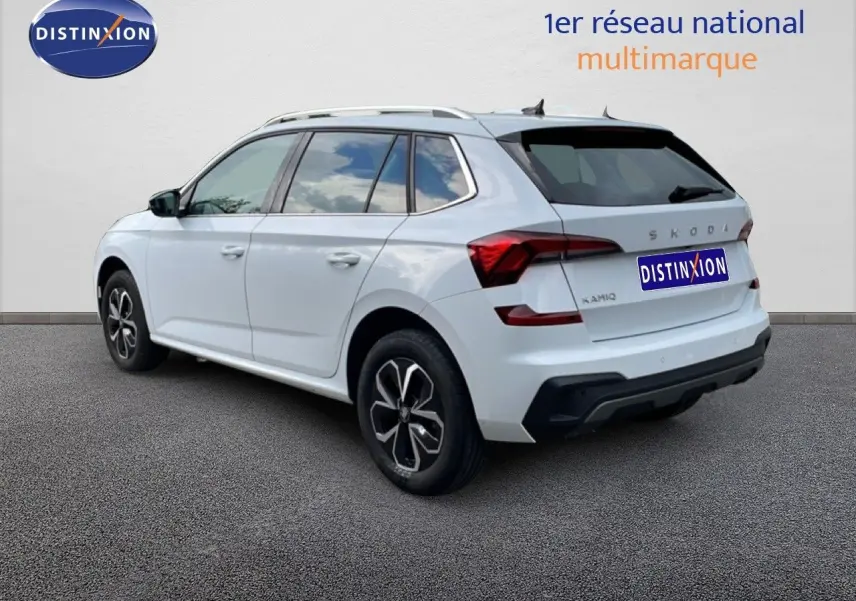 Vue 3/4 arrière droite d'un Skoda Kamiq blanc glacier 2025 avec jantes alliage et feux arrière LED distinctifs.