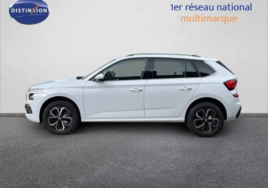 Profil droit d’un Skoda Kamiq blanc glacier 2025 avec jantes alliage noires et toit ouvrant.