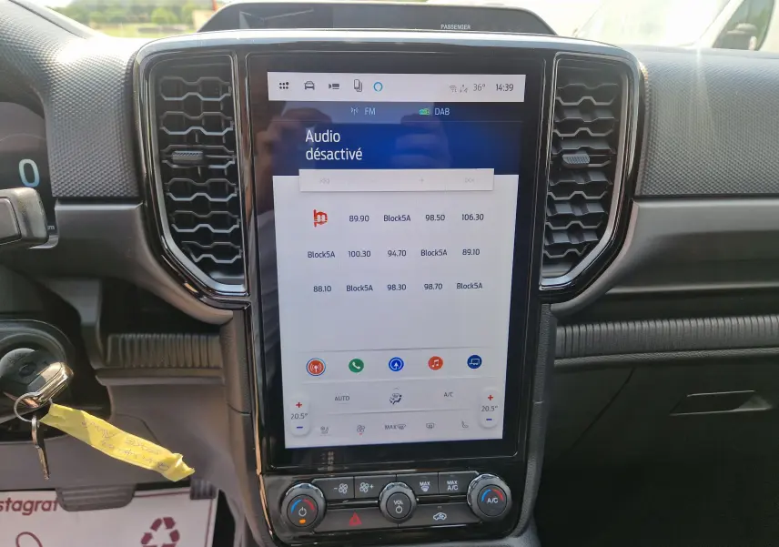 Vue rapprochée de l’écran tactile central du Ford Ranger Super Cabine blanc, affichant le système audio désactivé.