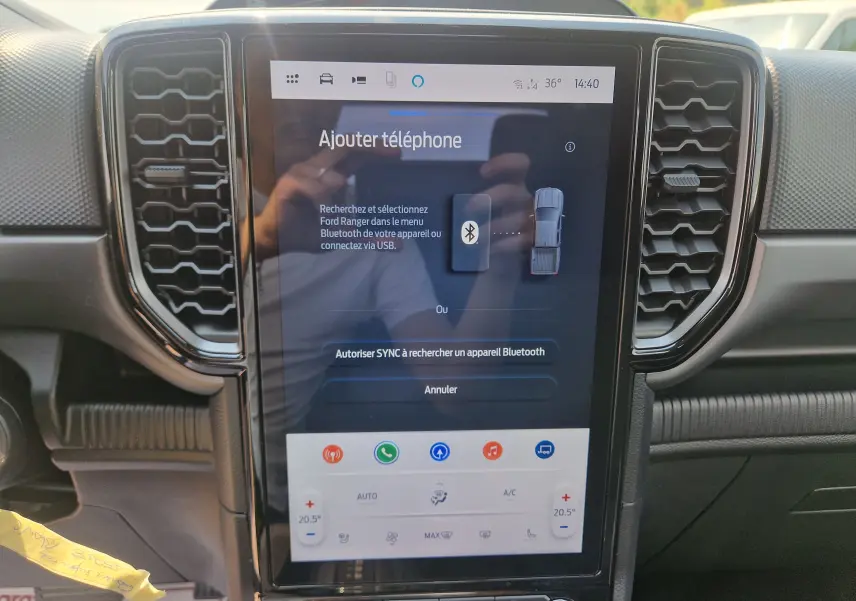 Écran tactile central 12,4'' du Ford Ranger Super Cabine blanc, affichant le menu Bluetooth pour ajouter un téléphone.